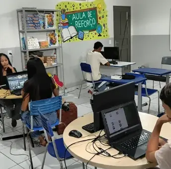 Sala da Aprova Informática com alunos estudando em computadores